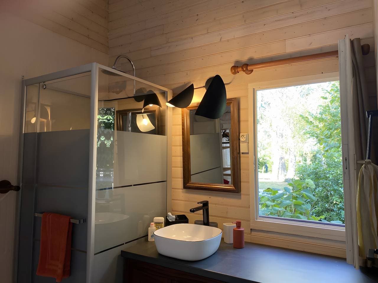 Foto 12 von 19: Gästezimmer 'La Coudraie' mit gemeinsamer Terrasse und gemeinsamem Garten