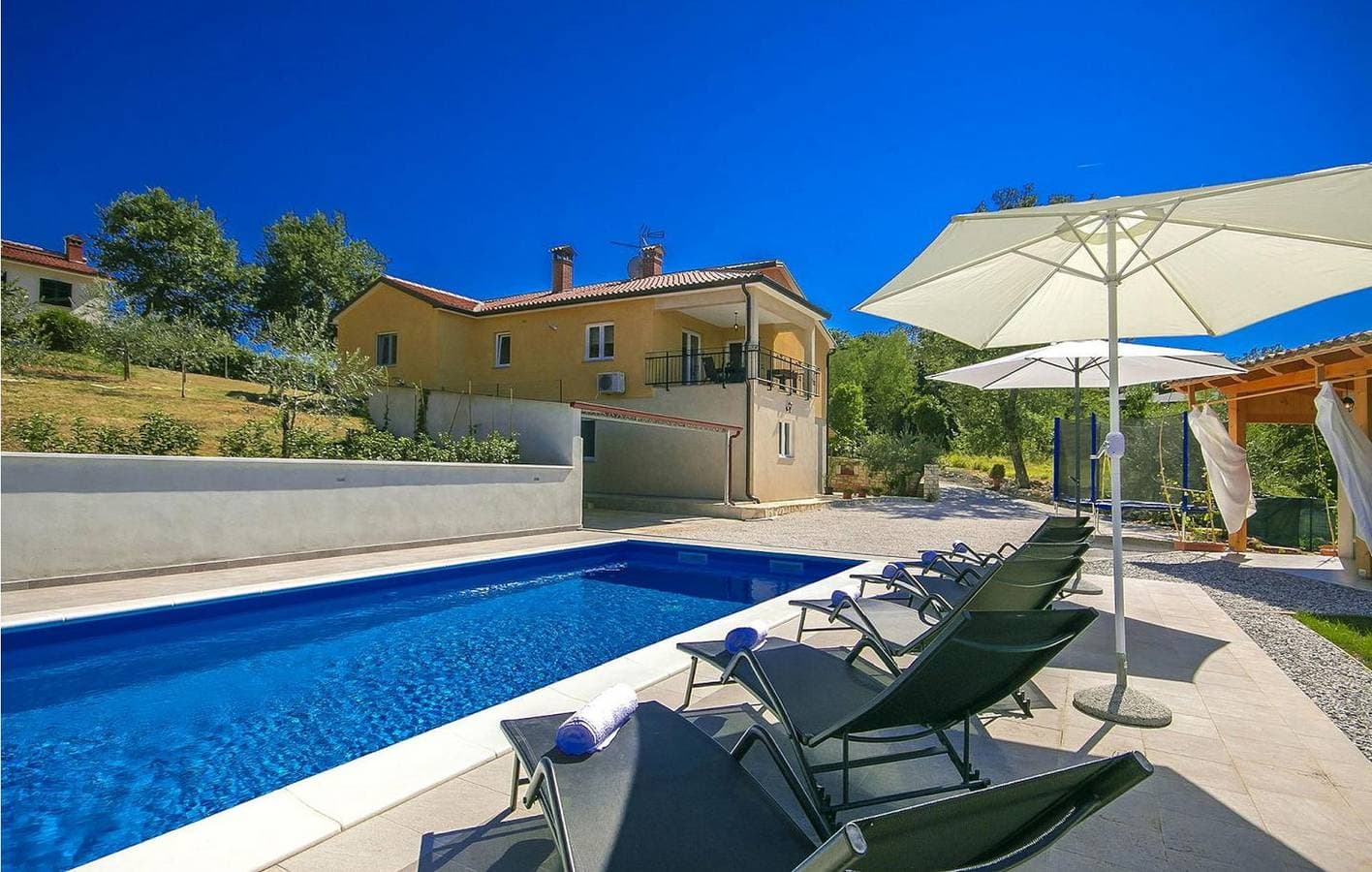 Foto 10 von 41: Modernes Apartment mit 2 Schlafzimmern, Pool und Terrasse – WLAN & Klimaanlage