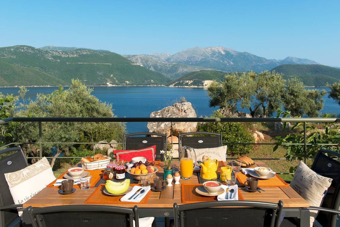 Foto 2 von 29: Stylish Contemporary Villa with Sea Views and Steps to the Water