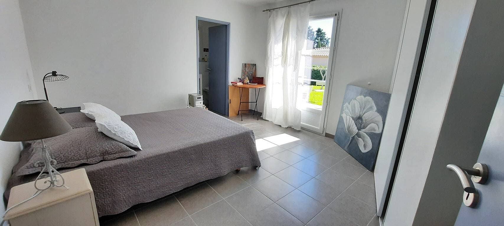 Foto 12 von 19: Bed and Breakfast 'Chambre Cézanne' mit Bergblick, Gemeinschaftspool und Klimaanlage