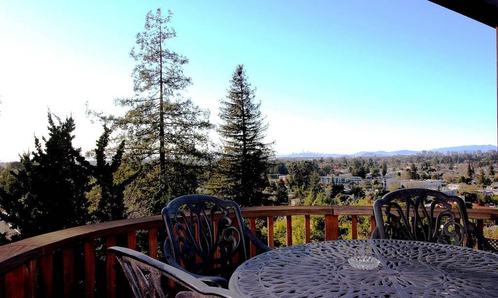Foto 9 von 32: A peaceful, comfortable Oakland retreat with panoramic San Francisco Bay views