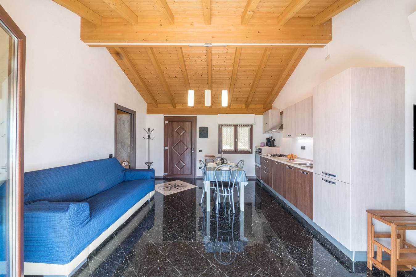 Foto 7 von 24: 1-Schlafzimmer-Wohnung mit Klimaanlage und WLAN, Seeblick, Garten, Parkplatz