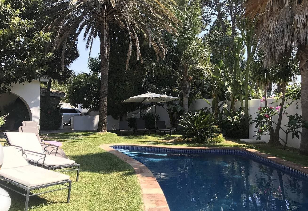 Villa with Heated Pool and Jacuzzi 1
