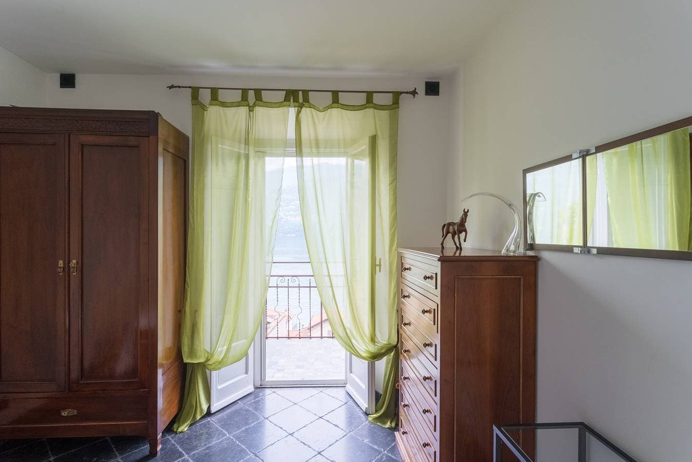 Foto 9 von 22: Lovely Apartment Overlooking Lake by RentAllComo