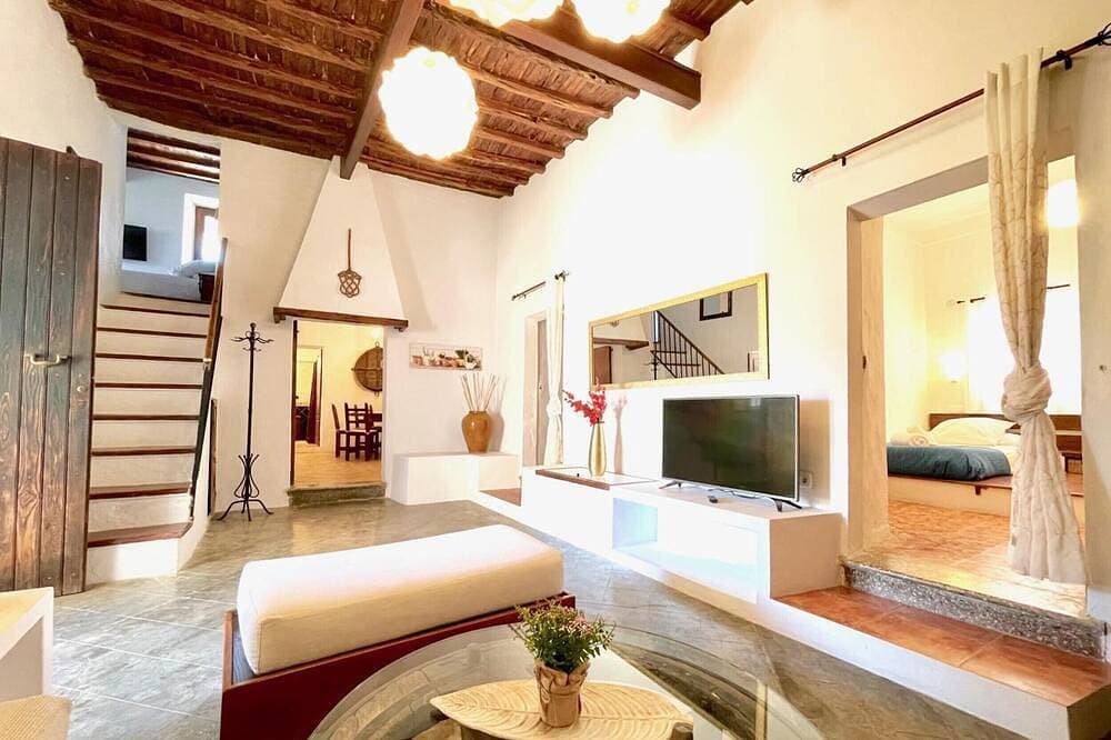 Foto 2 von 30: Villa „El Palau De Can Sergent“ mit Bergblick, WLAN und Klimaanlage
