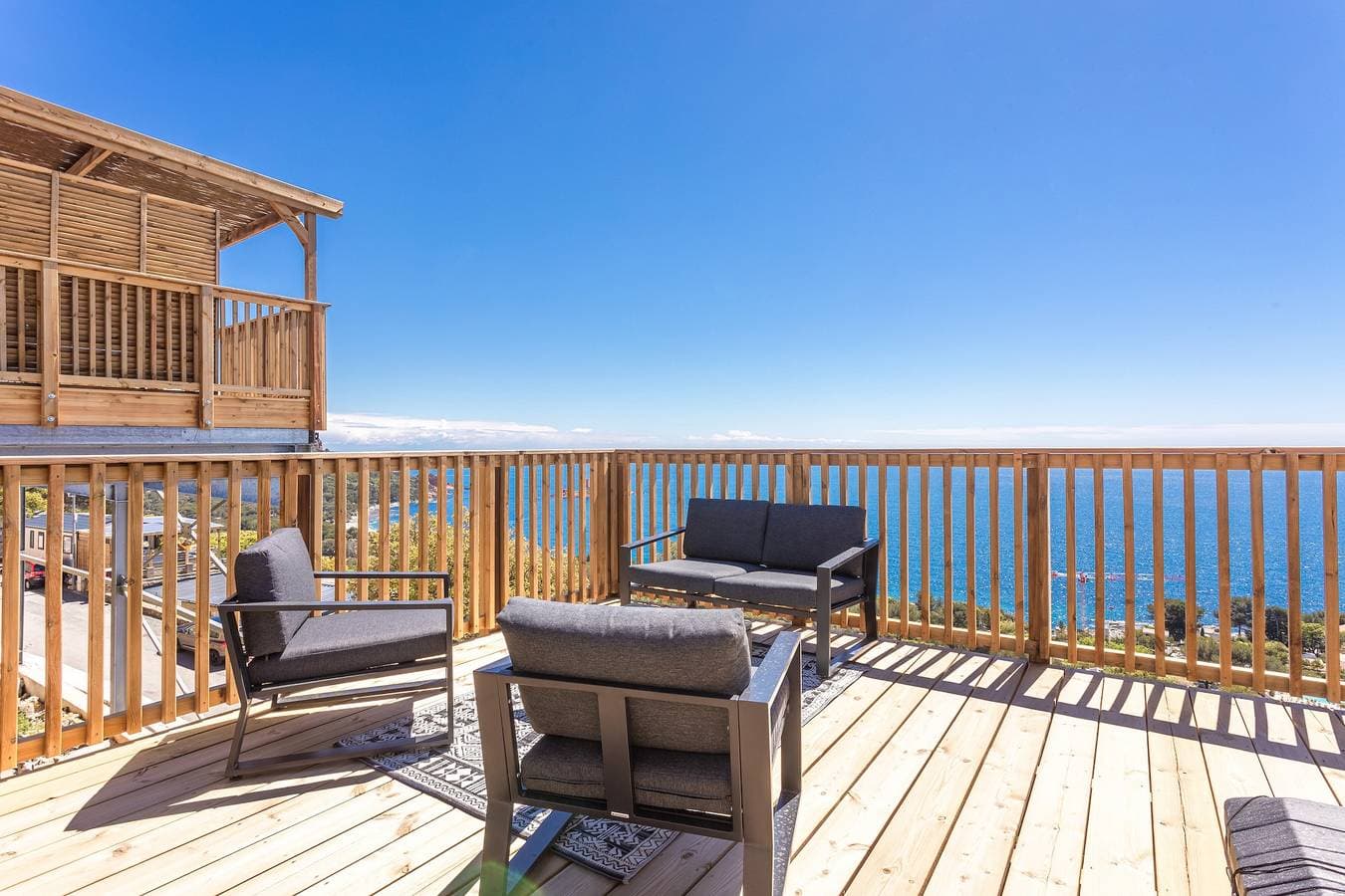 Foto 3 von 41: Bungalow 'Domaine Ile D'or, Segur 8' mit Meerblick, Gemeinschaftspool und privater Terrasse