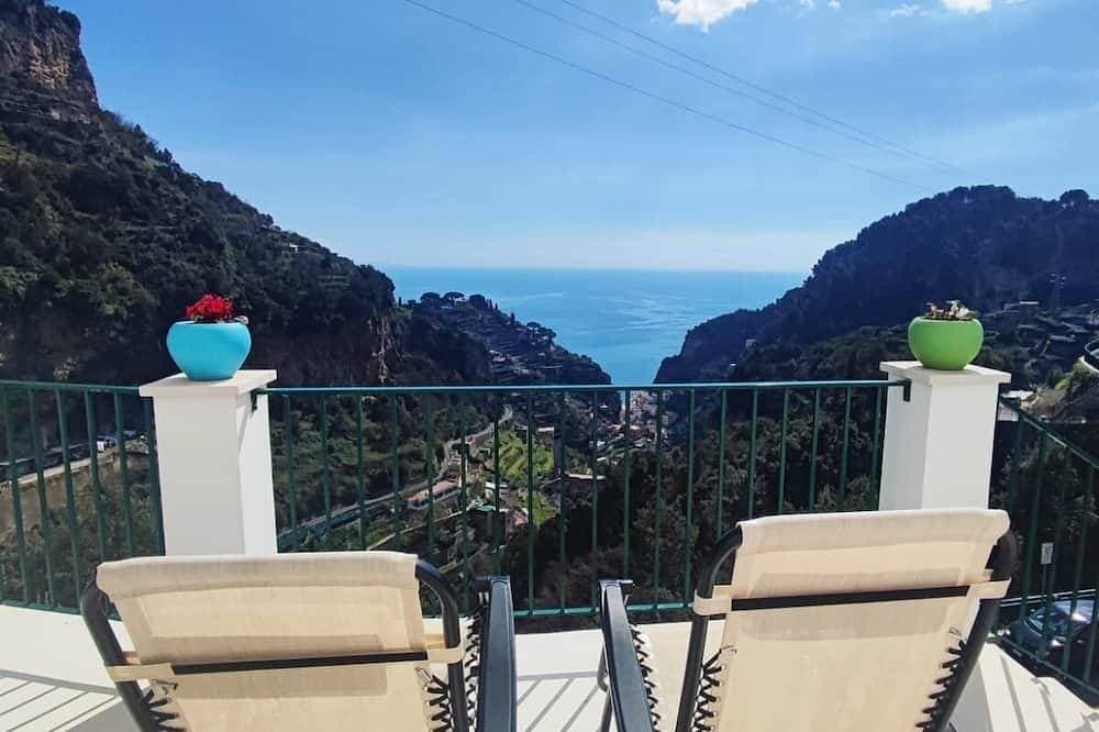 Foto 13 von 18: Romantic room facing the sea, relaxation is well-being on the Amalfi Coast.