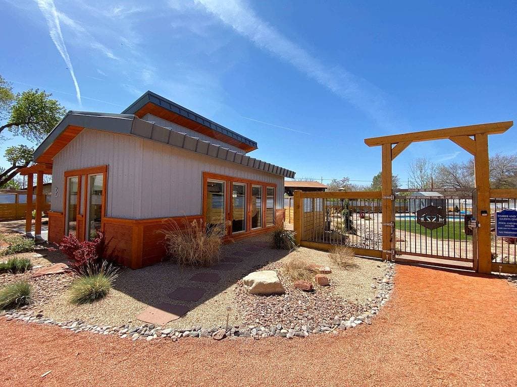 Foto 2 von 50: Luxe stay in Kanab with stargazing rooftop deck, pool & hot tub