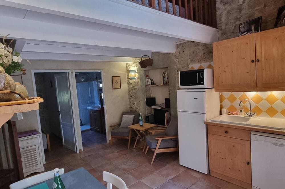Foto 5 von 6: Vacation rental in a 19th-century farmhouse, exposed stone walls, pool, large wooded property