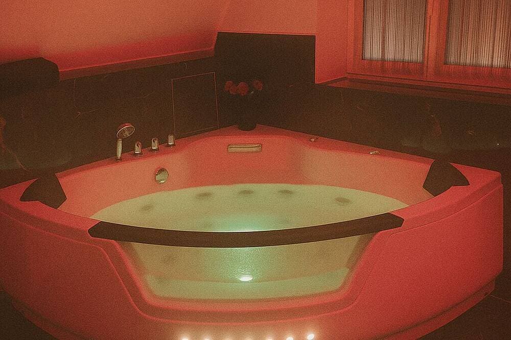 Foto 5 von 5: La suite miroir, La suite miroir, love room with jacuzzi between Aix and Marseille.