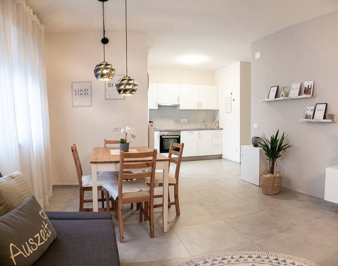 Foto 5 von 12: Brandneue Ferienwohnung "Manuela" in Zentrumsnähe mit Bergblick, WLAN & Balkon