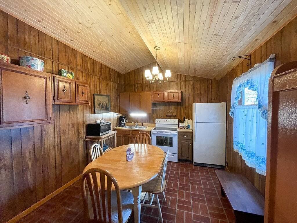 Foto 13 von 13: Cabins In The Pines Unit 4-Motorcycle Friendly-Wood Fireplace - Covered Porch