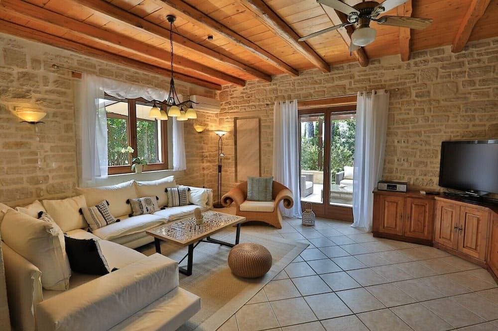 Foto 9 von 30: Villa Harmony, traumhafter Ausblick, Pool 12 m, Tischtennis, Natursteinvilla