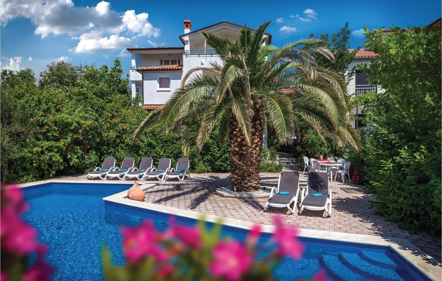 Foto 2 von 55: Gemütliche Ferienwohnung mit Meerblick, Pool, WLAN und Parkplatz – 1,5 km vom Strand entfernt