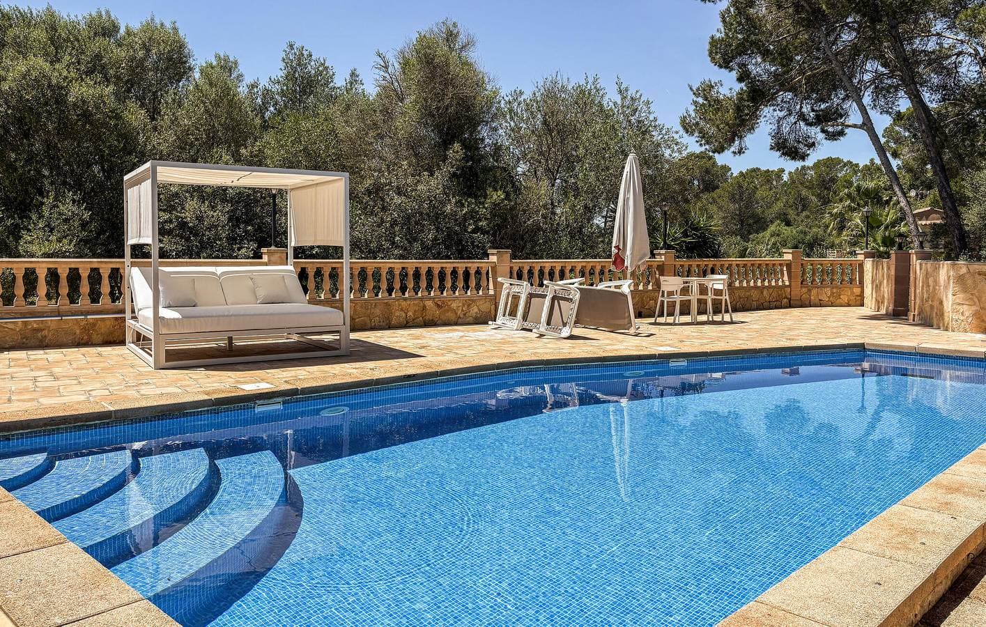 Foto 11 von 44: Sonnige Terrassenwohnung mit Pool & Grill