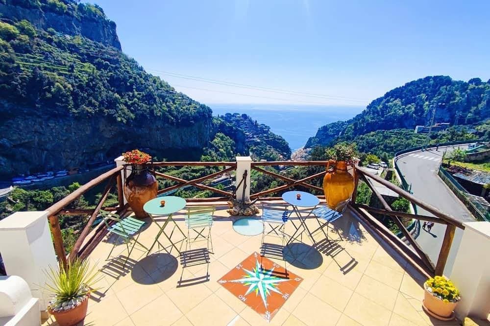 Foto 12 von 18: Romantic room facing the sea, relaxation is well-being on the Amalfi Coast.
