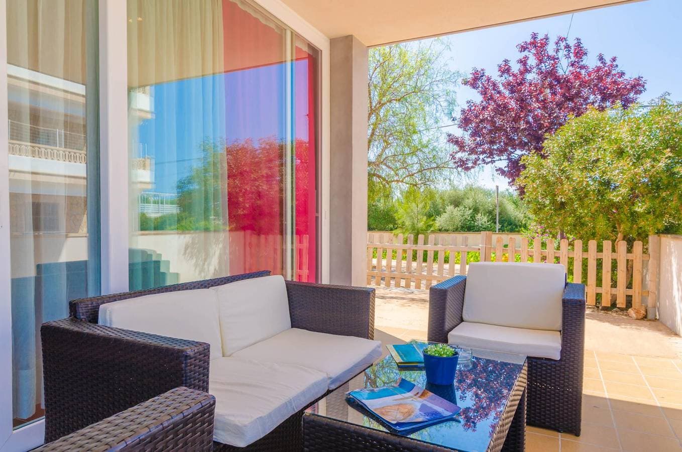 Foto 5 von 23: Mosaic - Behagliches Ferienhaus mit hübschen Terrassen in der Nähe des Strandes. WiFi gratis