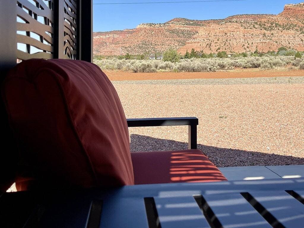 Foto 12 von 28: Modern Studio with Kitchen, Washer/Dryer, Fire Pit, Grill, & Red Rock Views!