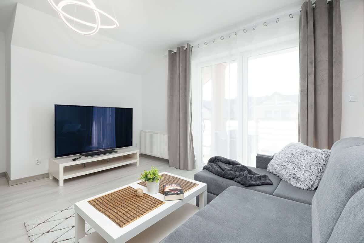 Foto 8 von 20: Modern Apartment close to the Beach | Balcony | Parking