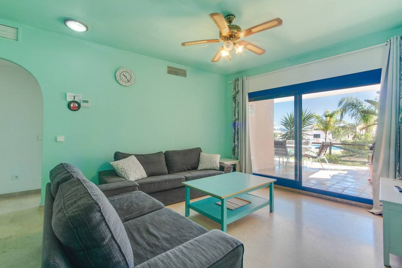 Foto 5 von 28: Ferienwohnung 'Duquesa Suites Golf und Gärten' mit Pool zur gemeinsamen Nutzung und Klimaanlage