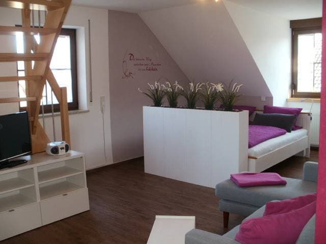 Foto 2 von 15: Gästehof - Weinbau Säger - Galerie-Appartement Nr.3 mit Balkon und großem Wohn-/Küchenraum