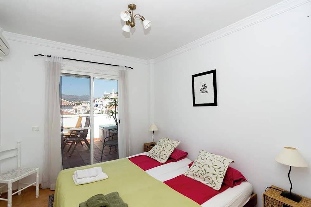 Foto 3 von 12: Penthouse 3 bedroom apartment, with shared pool, walking distance from the Sea.