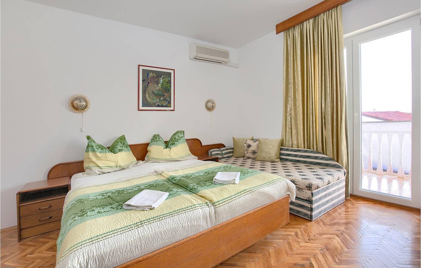 Foto 4 von 11: Gemütliche Ferienwohnung mit Terrasse, Klimaanlage und WLAN in der Nähe des Strandes Havajka