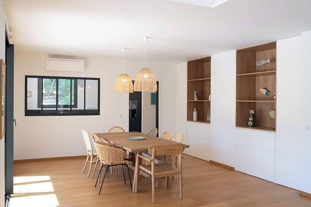 Foto 13 von 18: New, high-end villa, Gigaro, 4 minutes' walk from the beach