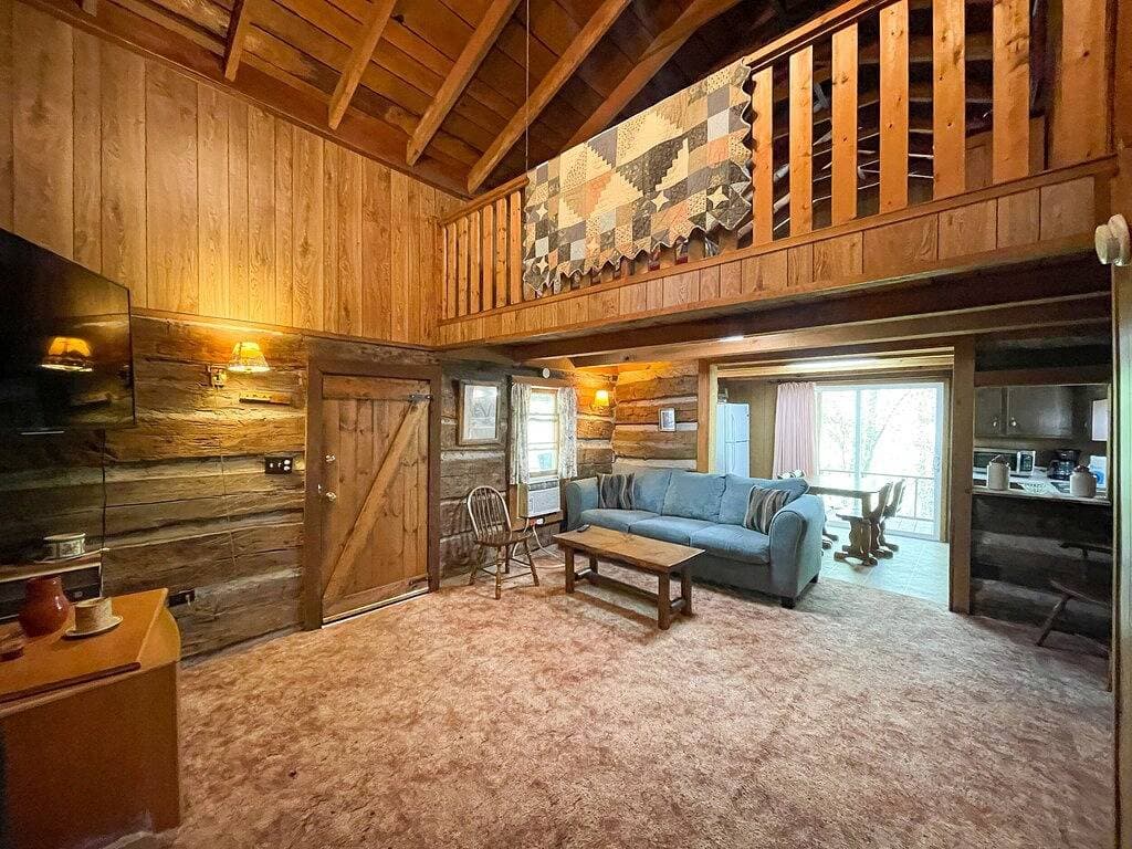 Foto 5 von 15: Cabins In The Pines Unit 2-Covered Porch -  - Charcoal Grill - Wood Fireplace