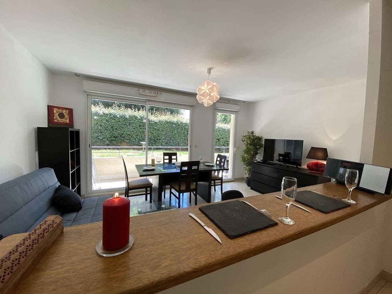 Charmante Location à Juan-les-Pins: 3 Pièces, Terrasse, Proche Plages, Garage Inclus 1
