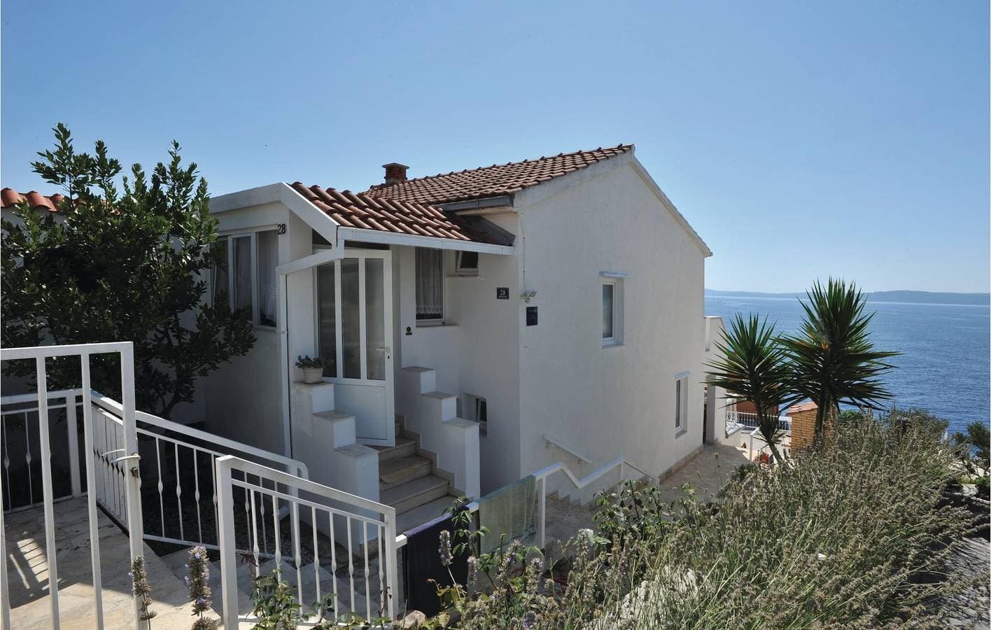 Foto 7 von 20: Gemütliches Apartment am Strand mit Terrasse und Garage, 500 m von der Bucht Uvala Bočići entfernt