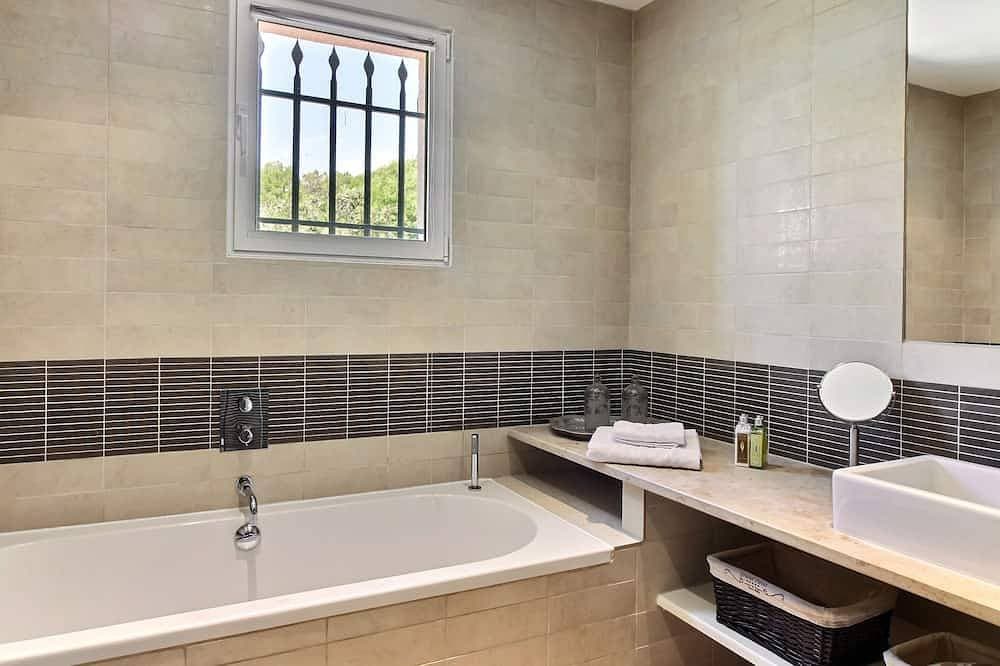 Foto 9 von 28: Beautiful villa with stunning view nestled in countryside near Valbonne village
