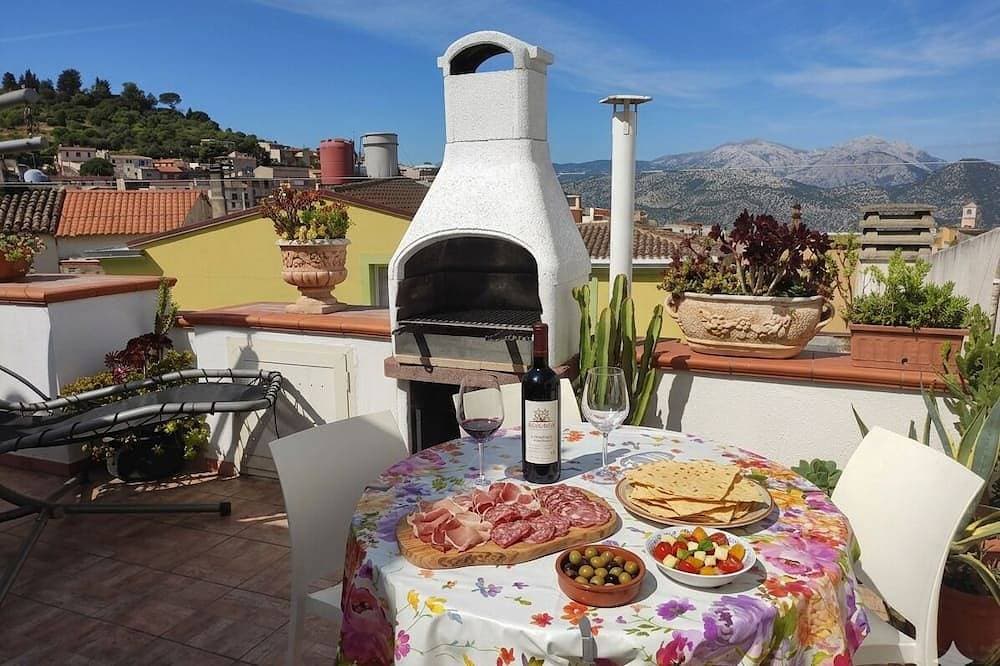 Foto 13 von 30: Mila's House: spacious house between sea and mountains. Maxi rooftop terrace, BBQ, A/C
