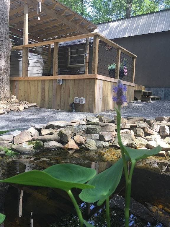 Foto 11 von 38: Private & Cozy cabin with Hot Tub-Coffee Bar-Cowboy Pool