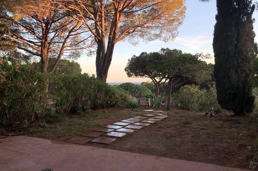 Foto 6 von 10: Farmhouse near beach in shade of umbrella pines with sea view