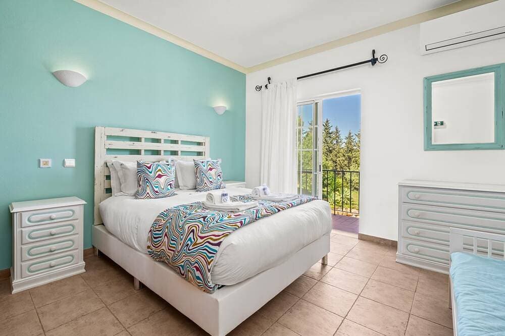 Foto 4 von 30: Charming Villa with Pool & Garden in Vale da Lama