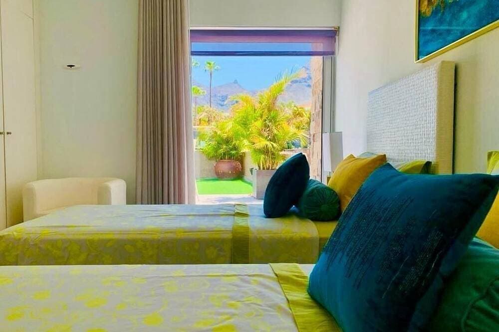 Foto 4 von 30: Luxury Villa in el Duque with 6 bedroom privet pool, the best area in Tenerife!