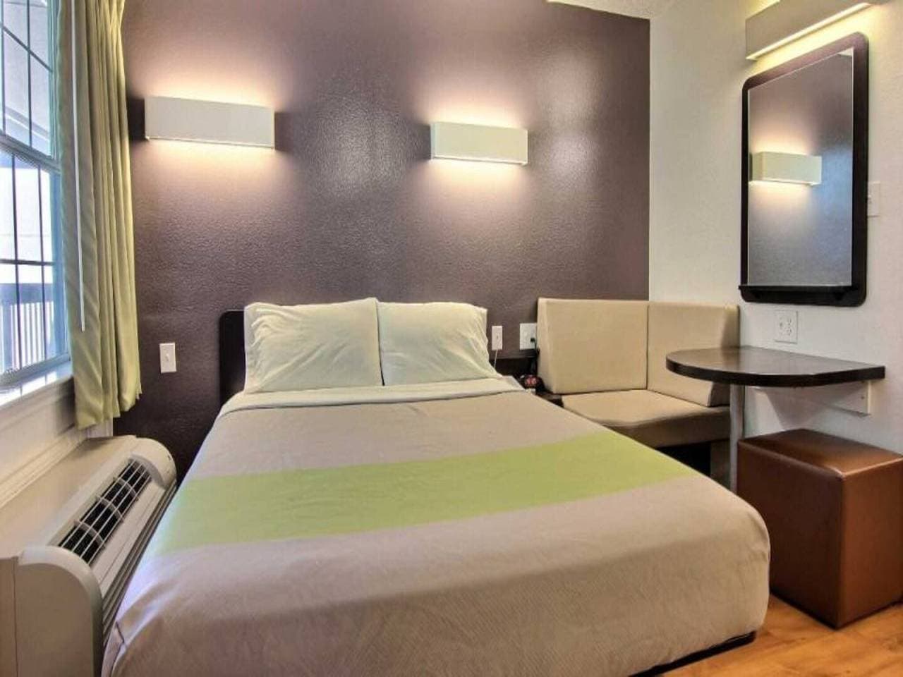 1 Queensize-Bett | Barrierefreie Badewanne – Nichtraucher 1