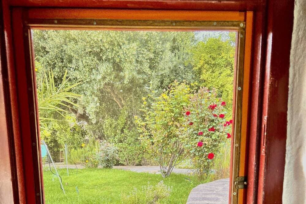 Foto 10 von 18: \"Kelari\"  300 years old cottage \"Natura cottages\" with sea view  shared garden