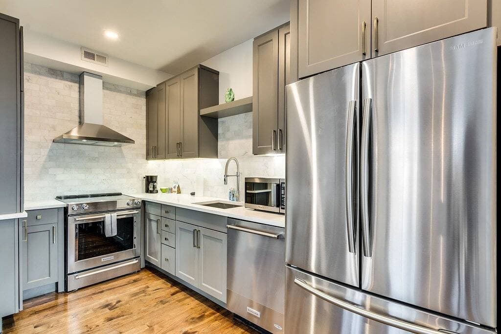 Foto 5 von 17: Old Town Chicago at it's finest! Pet Friendly & Recently Renovated Top-Floor Condo Has Everything You Need for a Perfect Windy City Getaway by AllSet Turnover