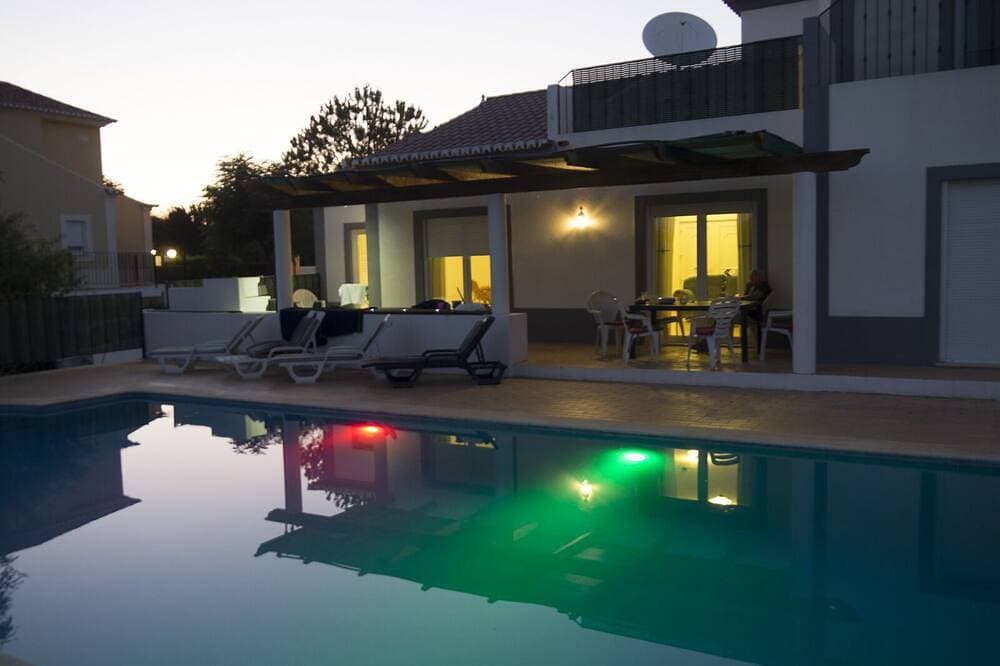 Große Villa, Balkon & Solar beheizter Pool, Klimaanlage, Wi-Fi, Spielzimmer 1