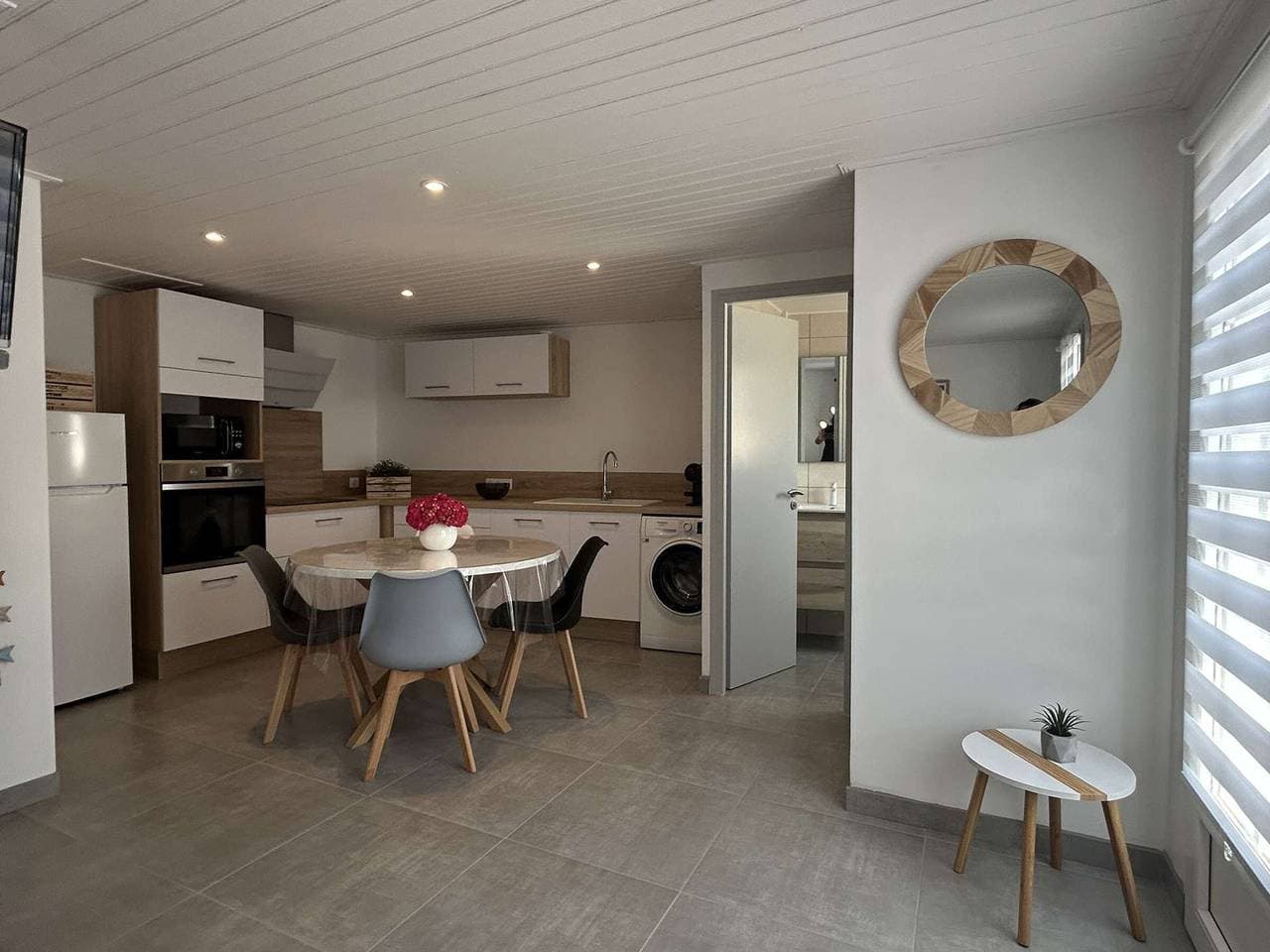 Foto 8 von 20: Haus nahe Zentrum von Noirmoutier, Terrasse und Parkplatz