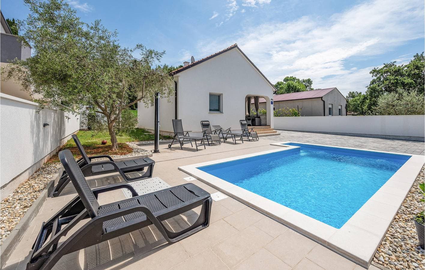 Foto 7 von 31: Gemütliche 1-Zimmer-Wohnung mit Pool und Strandzugang in Fažana