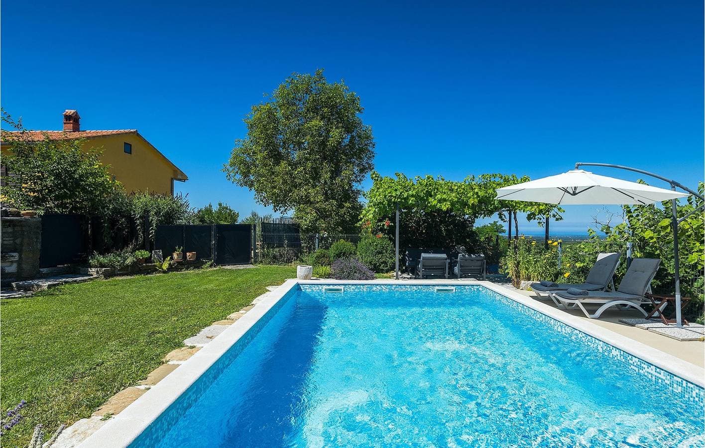 Foto 11 von 60: Charmante 2-Zimmer-Wohnung mit Pool und WLAN in der Nähe von Momjan