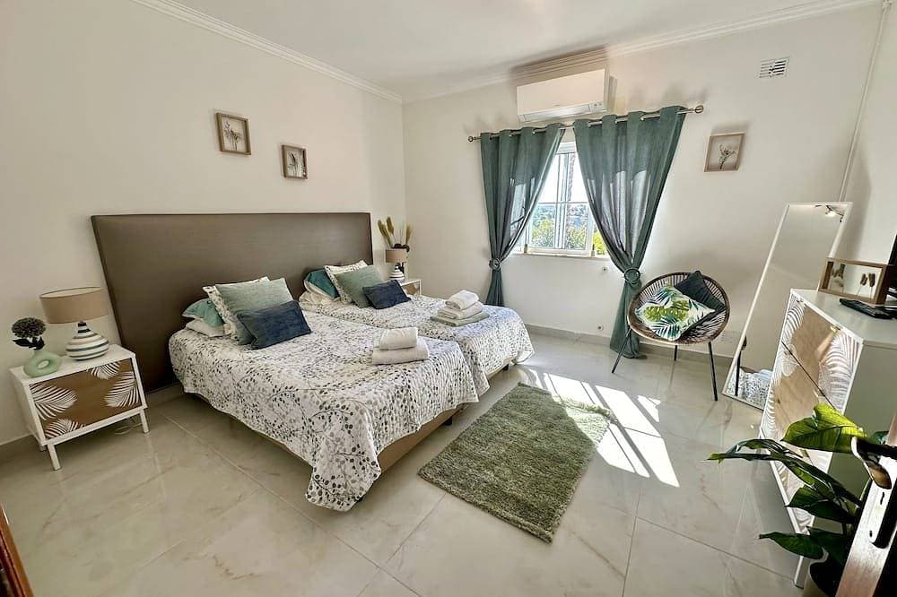 Foto 3 von 30: Luxury Villa Set In Its Own Grounds, 4 Bedroom 4 Bathroom With Heated Pool,