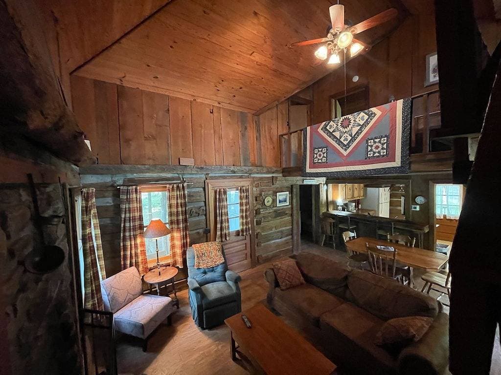 Foto 12 von 17: Cabins In The Pines Unit 3-Motorcycle Friendly-Wood Fireplace - Covered Porch
