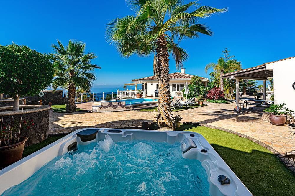 Luxusvilla mit fantastischem Meerblick 1