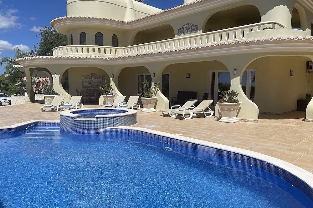 Luxury villa, private heated pool & gardens with amazing sea view over Vilamoura 1