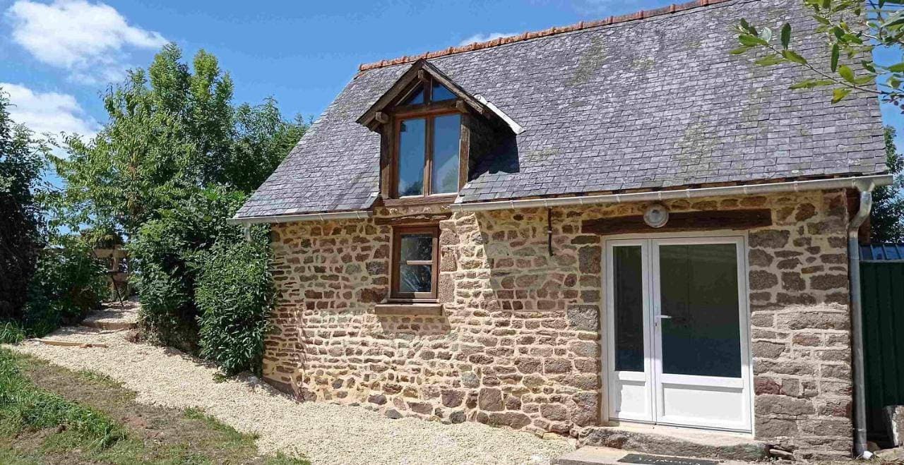 Bleu - 3 star small gite with hot tub and heated pool 1