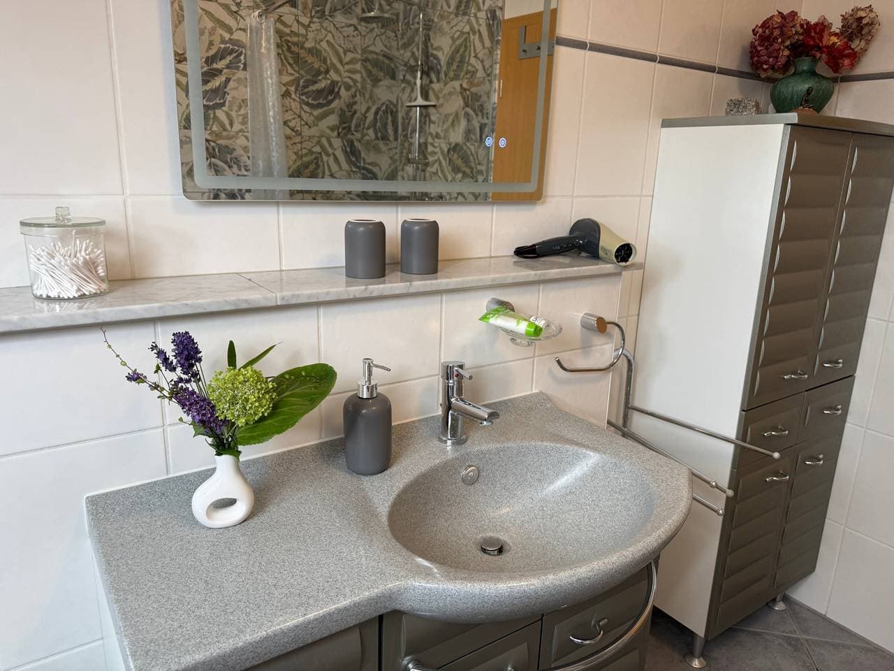Foto 10 von 32: Ferienwohnung Am Kruchenplan - Fw mit offenen Wohnzimmer mit Küche und Balkon, 2 Schlafzimmer und Bad - 95qm für max. 5 Personen